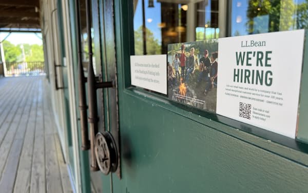 衣類の販売店には求人広告が多く残っている(米東部メーン州、7月)