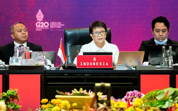 G20議長国のインドネシアのルトノ外相㊥は外相会合で結束を呼びかけた（8日、バリ島）＝AP