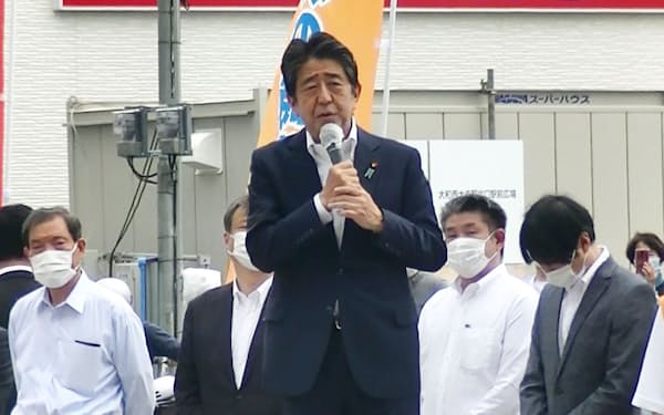 奈良市の近鉄大和西大寺駅前で街頭演説する自民党の安倍元首相。この後、銃撃された＝8日午前11時半ごろ（共同）