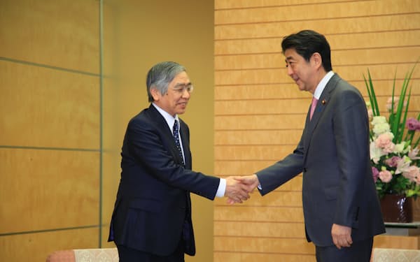 黒田日銀総裁と握手を交わす安倍首相（当時）=2018年4月