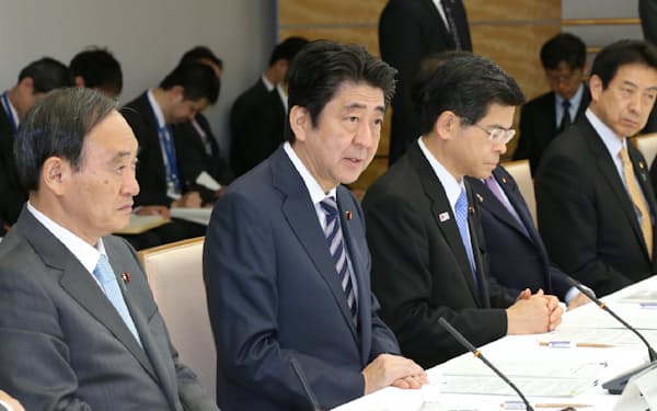「明日の日本を支える観光ビジョン構想会議」初会合であいさつする安倍首相（当時）＝2015年11月、首相官邸
