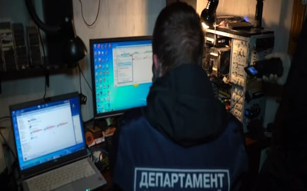 押収した端末を調べる捜査員（ウクライナ警察YouTube）