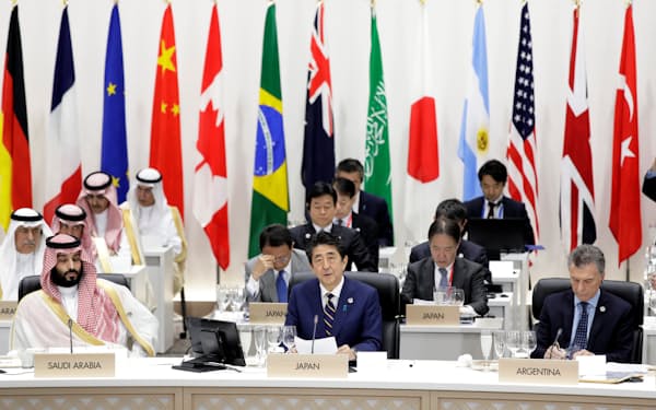 安倍氏（中央）は世界各国・地域の首脳級と会談や交流を重ねてきた（写真は2019年、大阪）＝ロイター