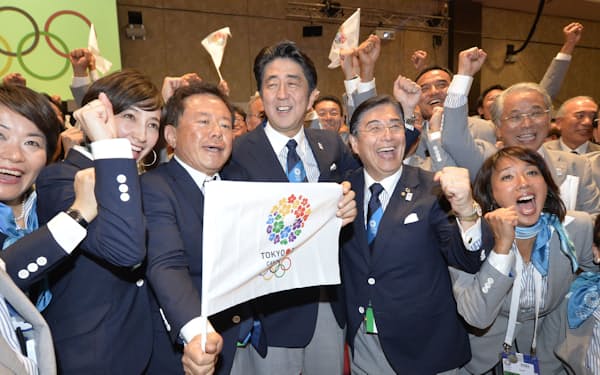 2013年9月、20年五輪の開催都市が東京に決まり、笑顔でポーズをとる安倍首相（中央）ら（ブエノスアイレス）＝共同