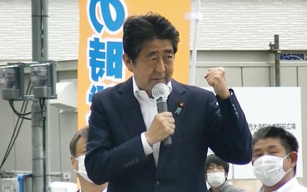 　奈良市で街頭演説する自民党の安倍元首相。右奥から2人目は山上徹也容疑者＝8日午前