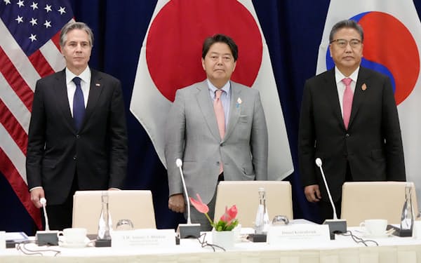 日米韓外相はインドネシアで会談した＝外務省提供