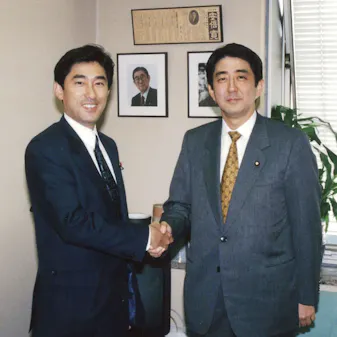 岸田首相 安倍氏との写真掲載 良き友人 別れ惜しむ 日本経済新聞 岸田首相 安倍氏との写真掲載 良き友人 別れ惜しむ 日本経済新聞