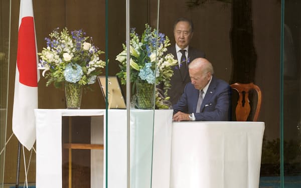 安倍晋三元首相の死去を受け、バイデン米大統領は８日にワシントンの日本大使公邸を弔問し、遺影の前で記帳した＝ロイター