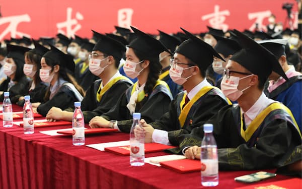 2022年に大学や大学院を卒業する学生は初めて1000万人を突破した（重慶郵電大学の卒業式）＝ロイター