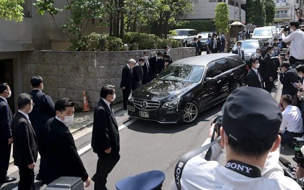 自宅に到着した安倍元首相の遺体を乗せた車（9日午後、東京都渋谷区）