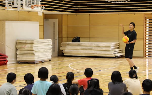 リオ五輪の女子バスケ日本代表だった大崎さんが小学校を訪れた（８日、東京都中野区のみなみの小学校）