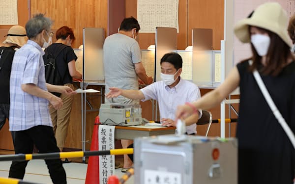 参院選の投票所で、投票に臨む有権者（10日午前、東京都豊島区）