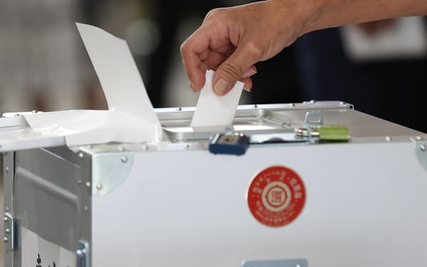 参院選の投票所で投じられる一票(10日、東京都豊島区)