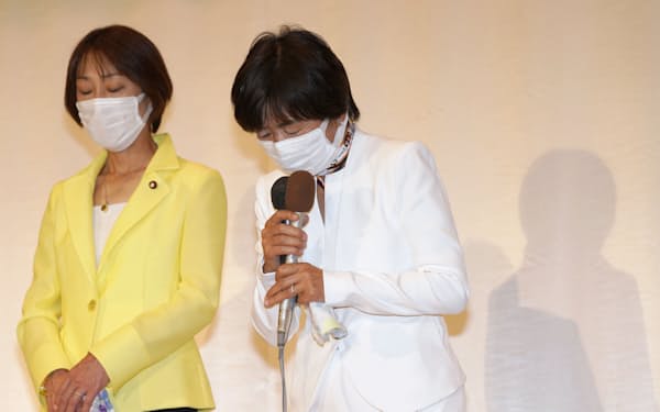 落選が決まり、敗戦の弁を述べる森裕子氏㊨(10日、新潟市)