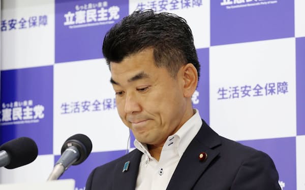 開票センターで着席する立憲民主党の泉健太代表(10日、東京・永田町)