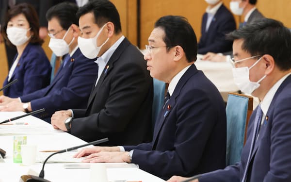 5月に開かれた全世代型社会保障に向けた会議で発言する岸田首相(右から2人目)