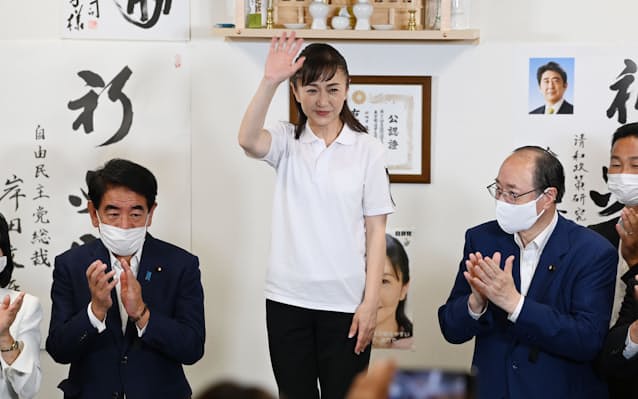 参議院選挙、自民の生稲晃子氏が東京選挙区で初当選: 日本経済新聞