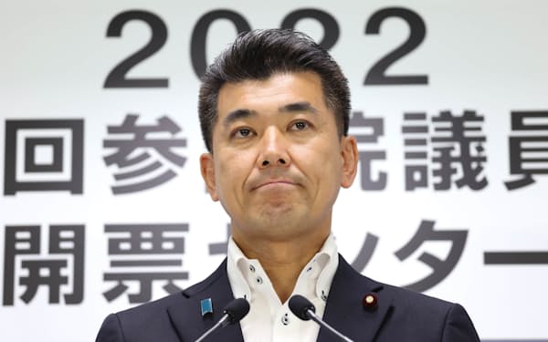記者会見で険しい表情を見せる立憲民主党の泉代表(11日、東京・永田町)