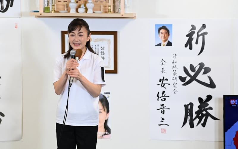 当選を決め、安倍元首相からの激励のポスターを背にあいさつする生稲晃子氏（10日、東京都中央区）