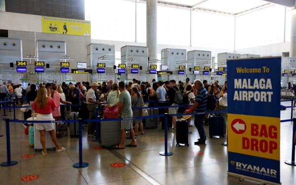 欧州各地の空港は行楽客や出張者で混雑している（6月30日、スペイン・マラガ空港）＝ロイター