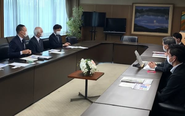 TSMC進出に伴う教育で熊本県と九州ルーテル学院が意見交換した（11日、熊本県庁）