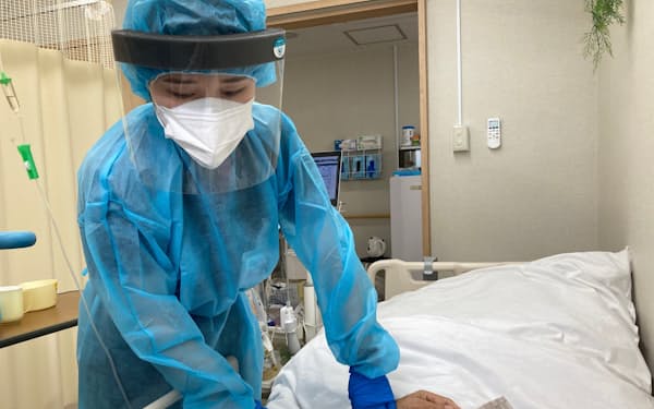 埼玉県戸田市の公平病院では新型コロナで入院する高齢患者が急増している＝同病院提供