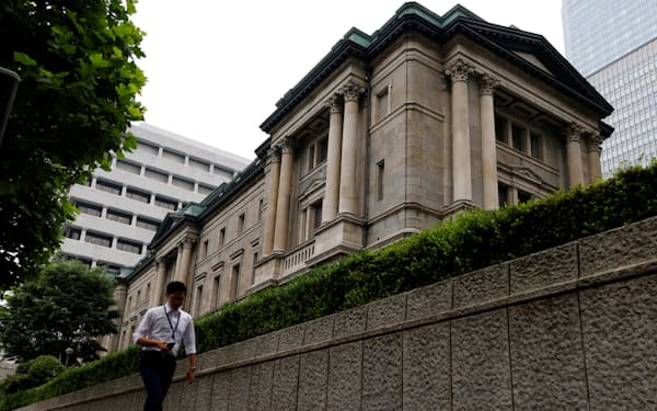 A man walks past Bank of Japan's headquarters in Tokyo, Japan, June 17, 2022. REUTERS/Kim Kyung-Hoon - RC2ETU9JGW1O