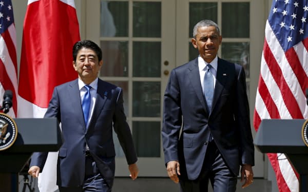 2015年4月、米ホワイトハウスでオバマ米大統領（当時）と会見に臨む安倍首相（当時）。オバマ大統領は2016年５月に広島を、安倍首相は同年12月に真珠湾を訪問した＝ロイター