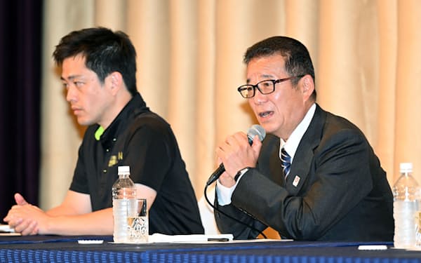 記者会見する日本維新の会の松井一郎代表（右）と吉村洋文副代表（10日、大阪市北区）