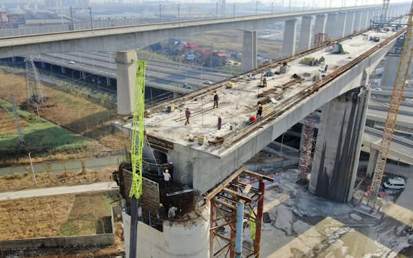 地方政府はインフラ建設資金を調達するための債券発行を拡大させてきた（21年1月、江蘇省の鉄道高架橋の建設現場）＝共同