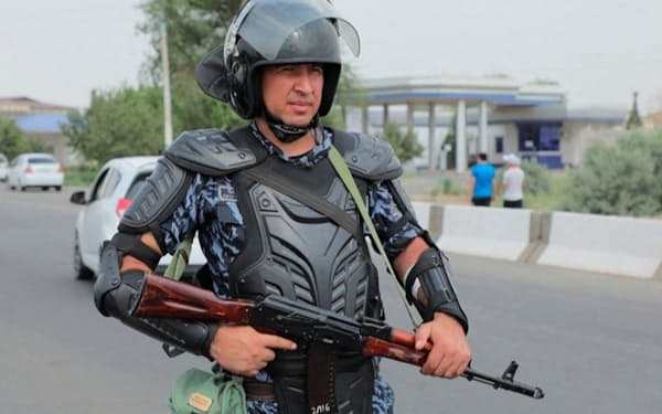 ウズベキスタン西部カラカルパクスタン自治共和国で、警備する治安部隊兵士（３日）＝ロイター