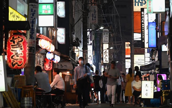 飲食店が立ち並ぶ繁華街（6月29日、東京都港区）