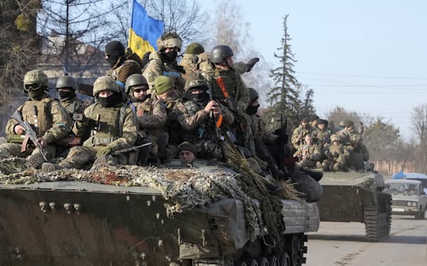 戦車に載るウクライナ兵ら（3月28日）=AP