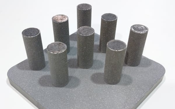 直径12ミリ、高さ30ミリの円柱状のニッケル単結晶を作製した＝物質・材料研究機構の北嶋主幹研究員提供