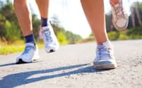 早歩きなどのきつめの運動のほうが短い時間で脂肪を燃やすことができ、筋肉も増えて基礎代謝が上がります。（写真はイメージ=123RF）