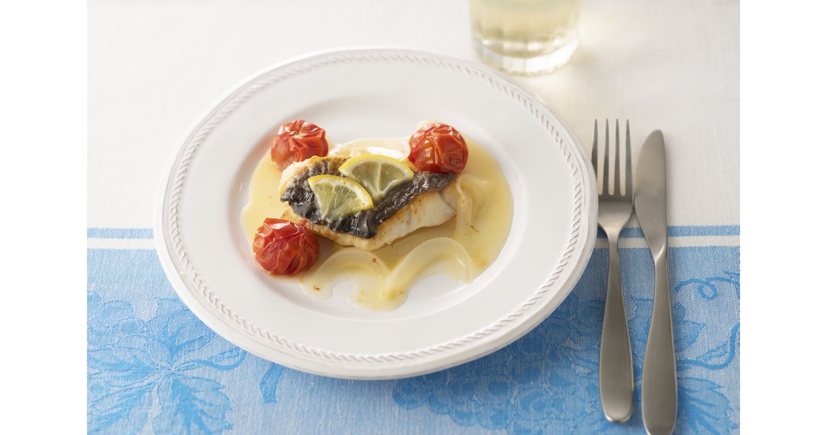 スズキとトマトのレモンバター蒸し おもてなしにも Nikkei Style スズキとトマトのレモンバター蒸し おもてなしにも Nikkei Style