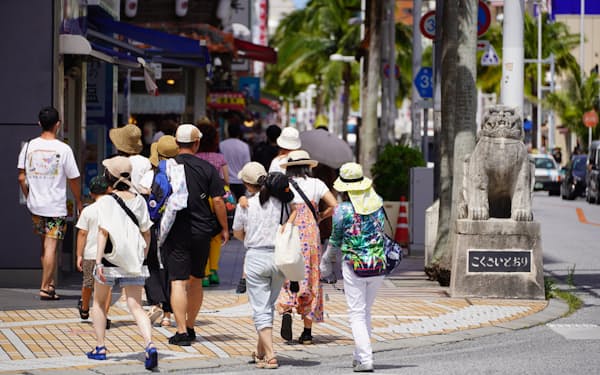沖縄県は観光客数が回復傾向にある（12日、那覇市の国際通り）