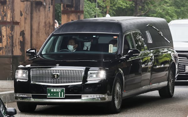 告別式を終え、増上寺から出る安倍元首相のひつぎを乗せた車（12日、東京都港区）