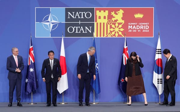 6月29日、北大西洋条約機構（ＮＡＴＯ）首脳会議に参加し、岸田首相（左から2人目）らと写真に収まる韓国の尹錫悦大統領（右端）＝ロイター