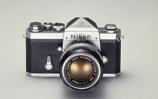 1959年に発売したニコンの一眼レフカメラ「ニコンＦ」は、ピラミッド型ファインダーのデザインが注目された