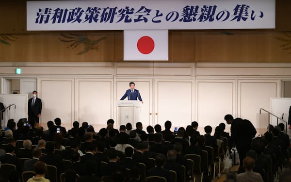 自民党安倍派のパーティーであいさつする安倍元首相（5月、東京都港区）