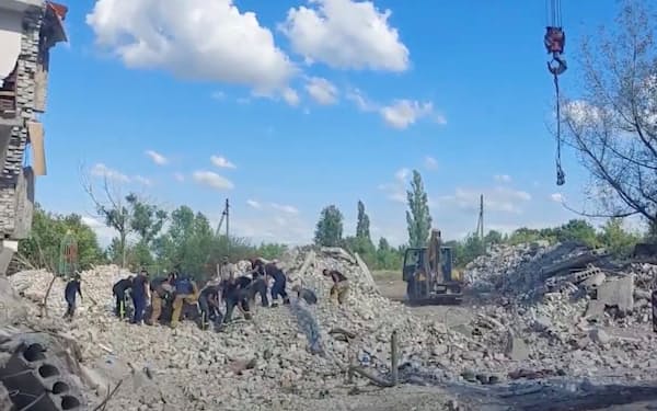 ウクライナ東部ドネツク州北部チャソフヤールでは、生き埋めになった人の救出作業が続けられた（１２日）＝ウクライナ非常事態庁提供・ロイター