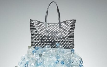再生プラスチック製であることを前面に打ち出したアニヤ・ハインドマーチの「I AM A Plastic Bag」（アニヤ・ハインドマーチ ジャパン提供）
