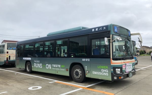 西武バスは全国で初めて廃食油など再生可能資源由来の燃料だけによる路線バスを運行する（埼玉県所沢市）
