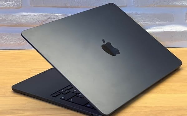 新型MacBook Air「ミッドナイト」の背面