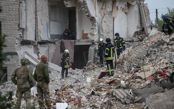 ロシアの攻撃で被害を受けた住宅ビル（ウクライナ東部ドネツク州、１１日）＝ロイター