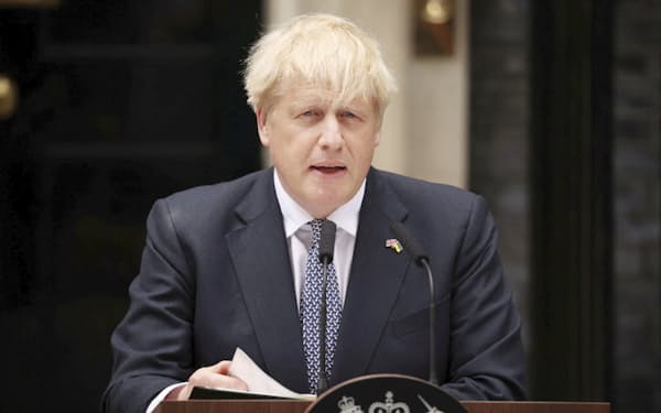 　7日、イギリス・ロンドンで声明を発表するジョンソン首相。辞任することを表明した（ロイター＝共同）