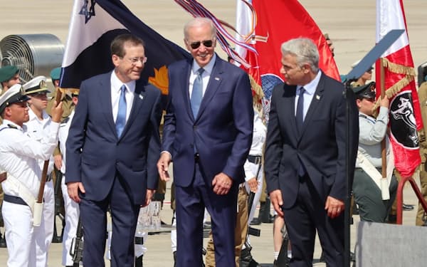 イスラエルのラピド首相（右）やヘルツォグ大統領（左）の出迎えを受けるバイデン米大統領（13日、テルアビブ近郊のベングリオン国際空港）