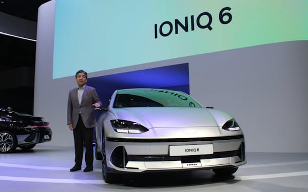 現代自動車の張在勲CEOが主力EV「IONIQ6」を発表した（14日、釜山市）