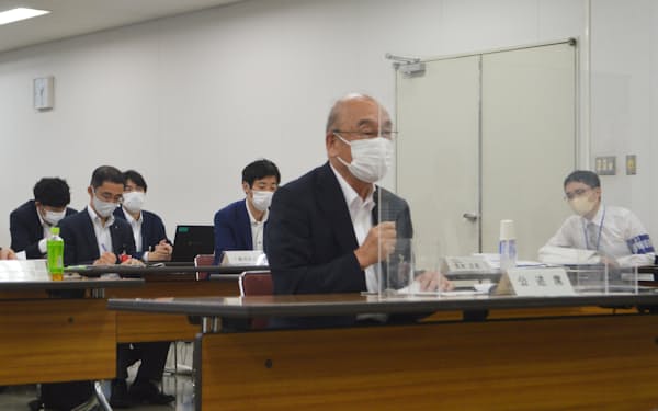 奈良県の荒井知事（右から2人目）は利用者に納得感のある運賃改定を求めた（14日、大阪市内）